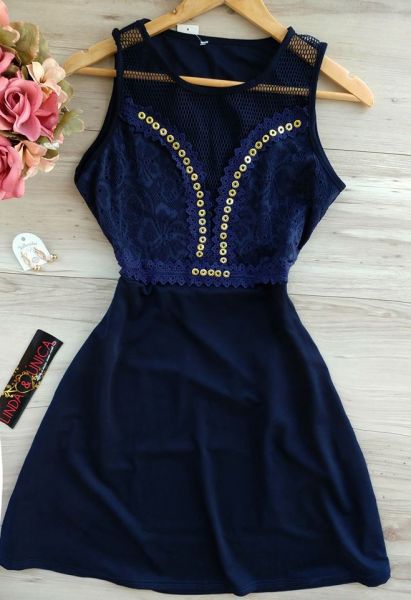 Vestido com detalhes no busto